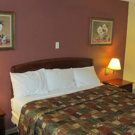 First Western Inn - Fairmont City Kültér fotó