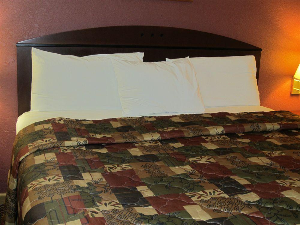 First Western Inn - Fairmont City Kültér fotó