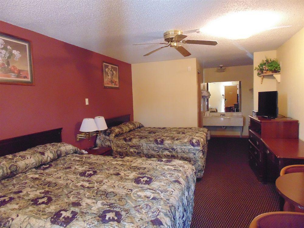 First Western Inn - Fairmont City Kültér fotó