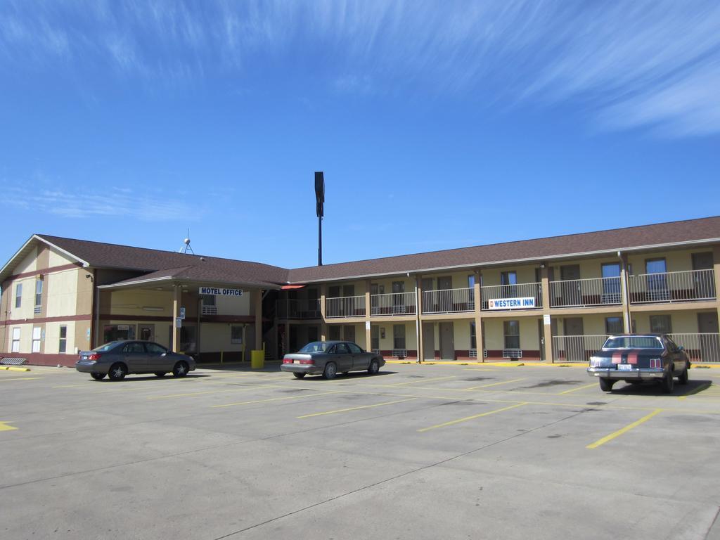 First Western Inn - Fairmont City Kültér fotó