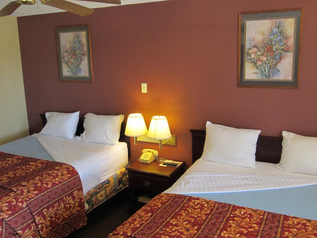 First Western Inn - Fairmont City Kültér fotó