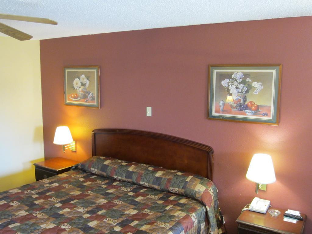 First Western Inn - Fairmont City Kültér fotó
