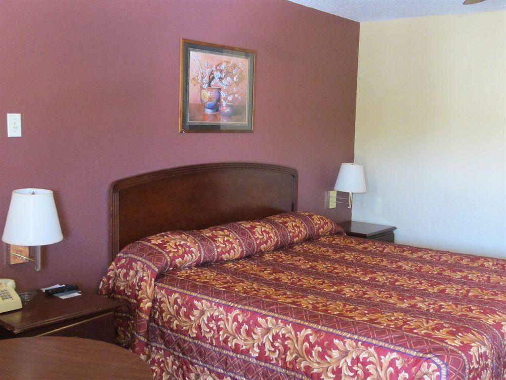 First Western Inn - Fairmont City Kültér fotó