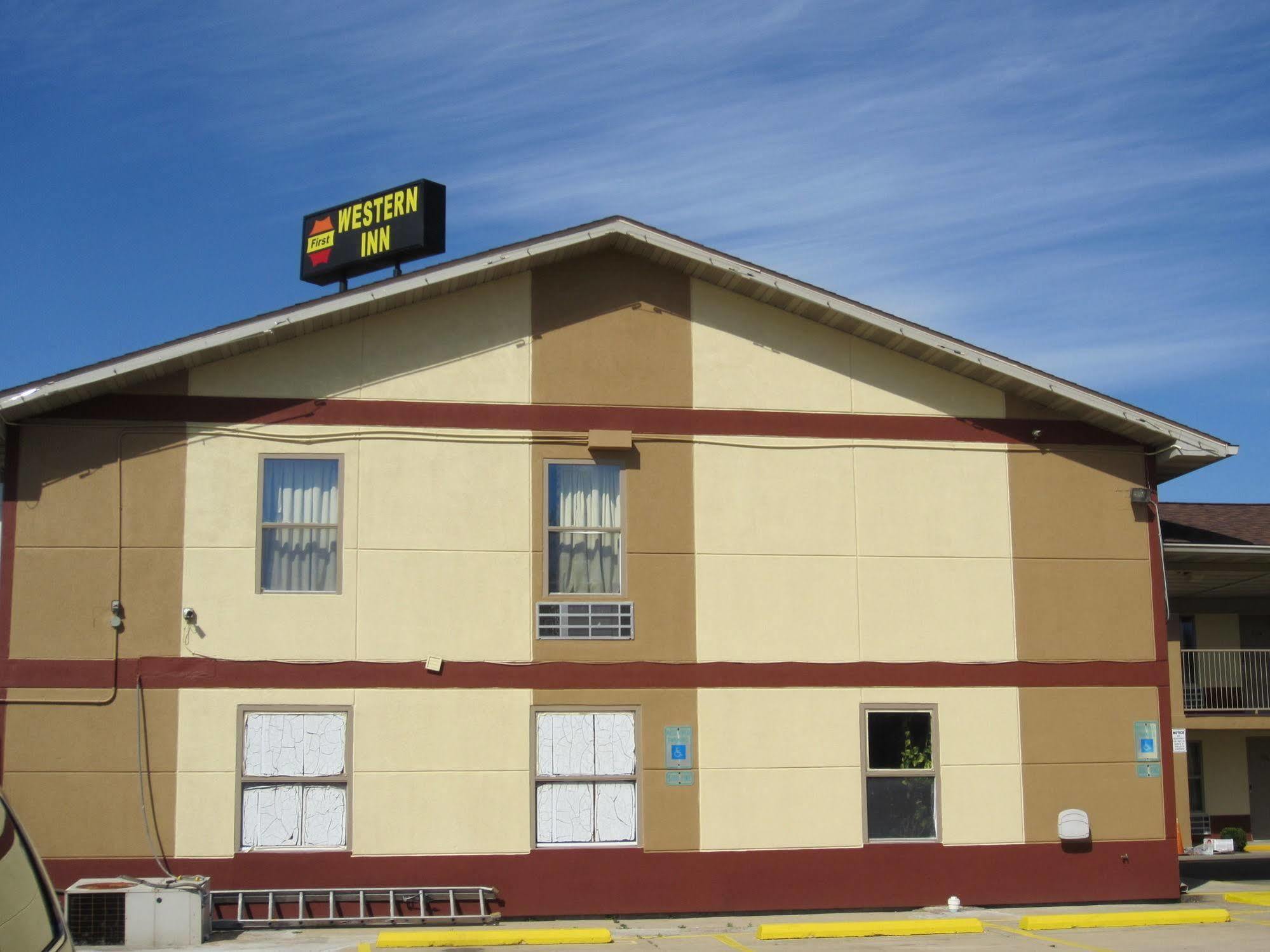 First Western Inn - Fairmont City Kültér fotó