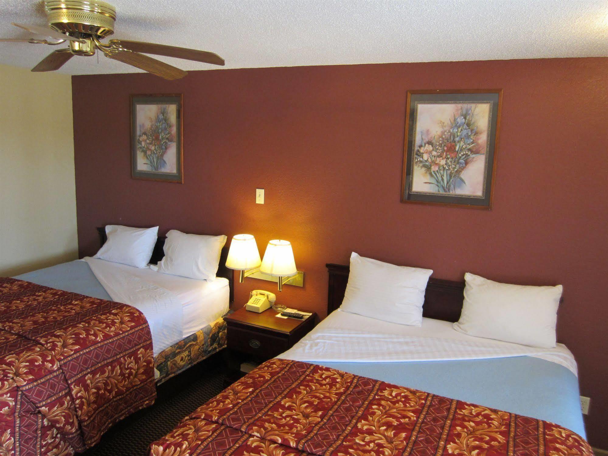 First Western Inn - Fairmont City Kültér fotó