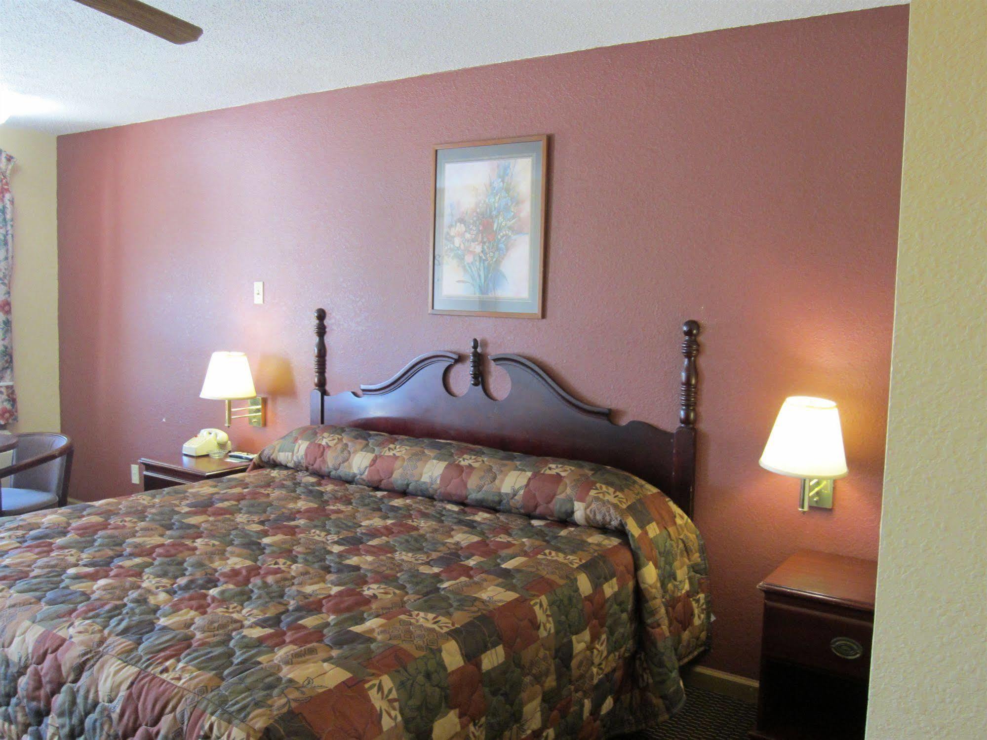 First Western Inn - Fairmont City Kültér fotó