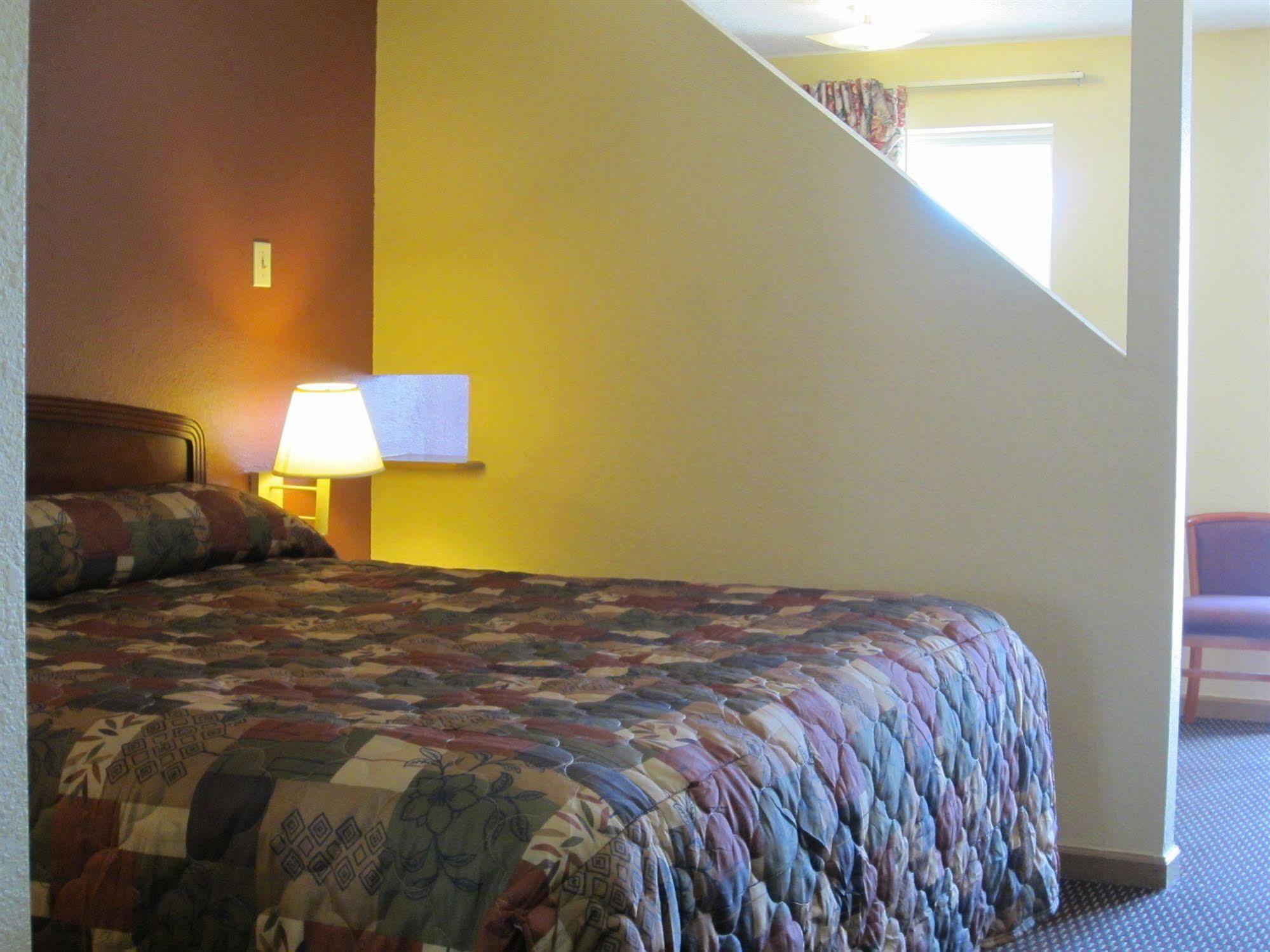 First Western Inn - Fairmont City Kültér fotó