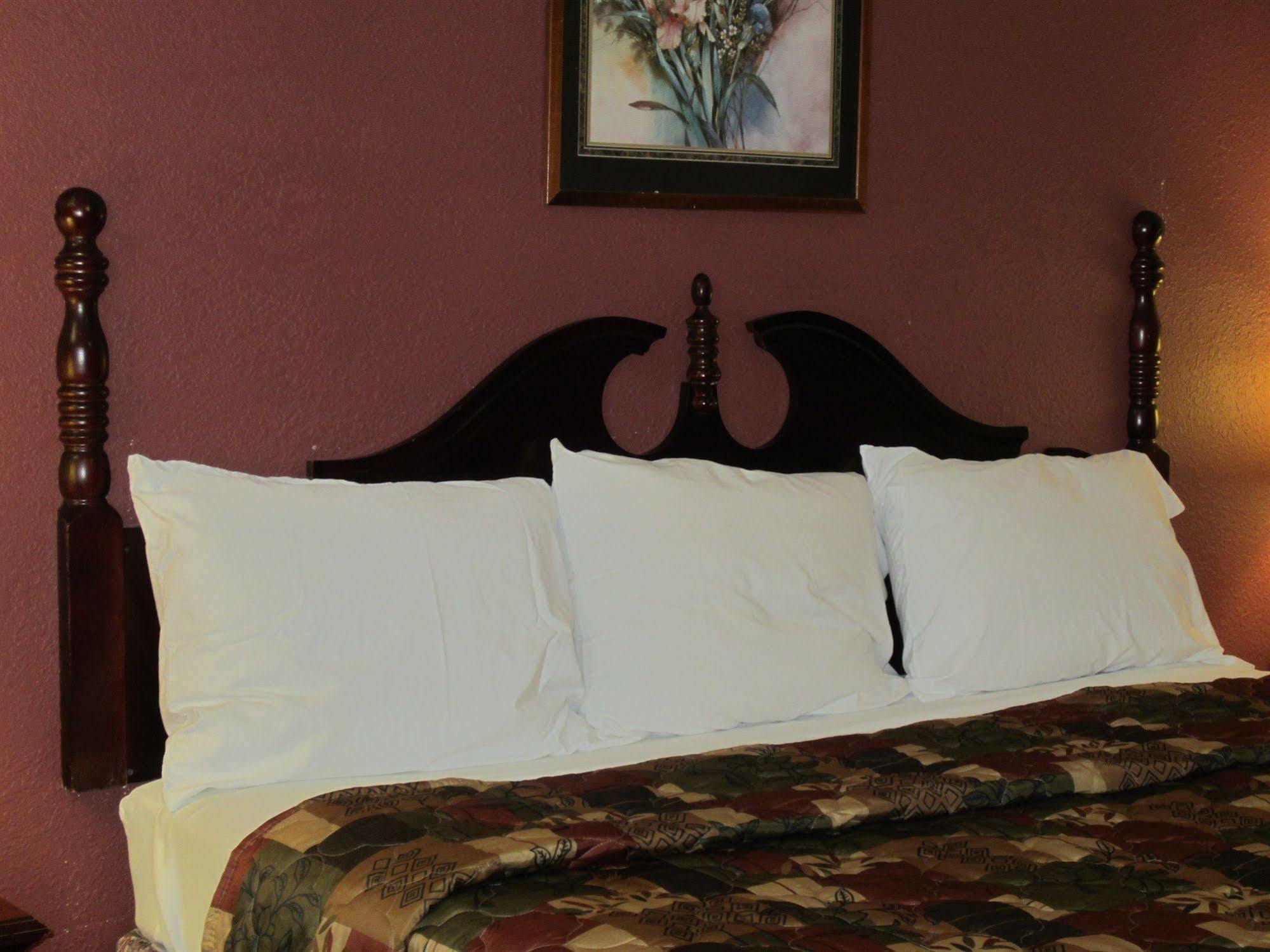 First Western Inn - Fairmont City Kültér fotó