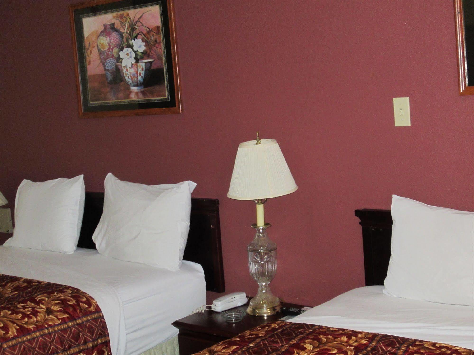 First Western Inn - Fairmont City Kültér fotó