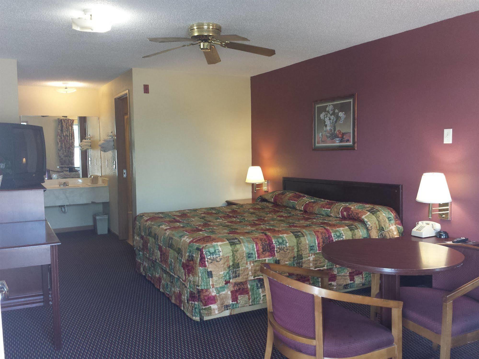 First Western Inn - Fairmont City Kültér fotó