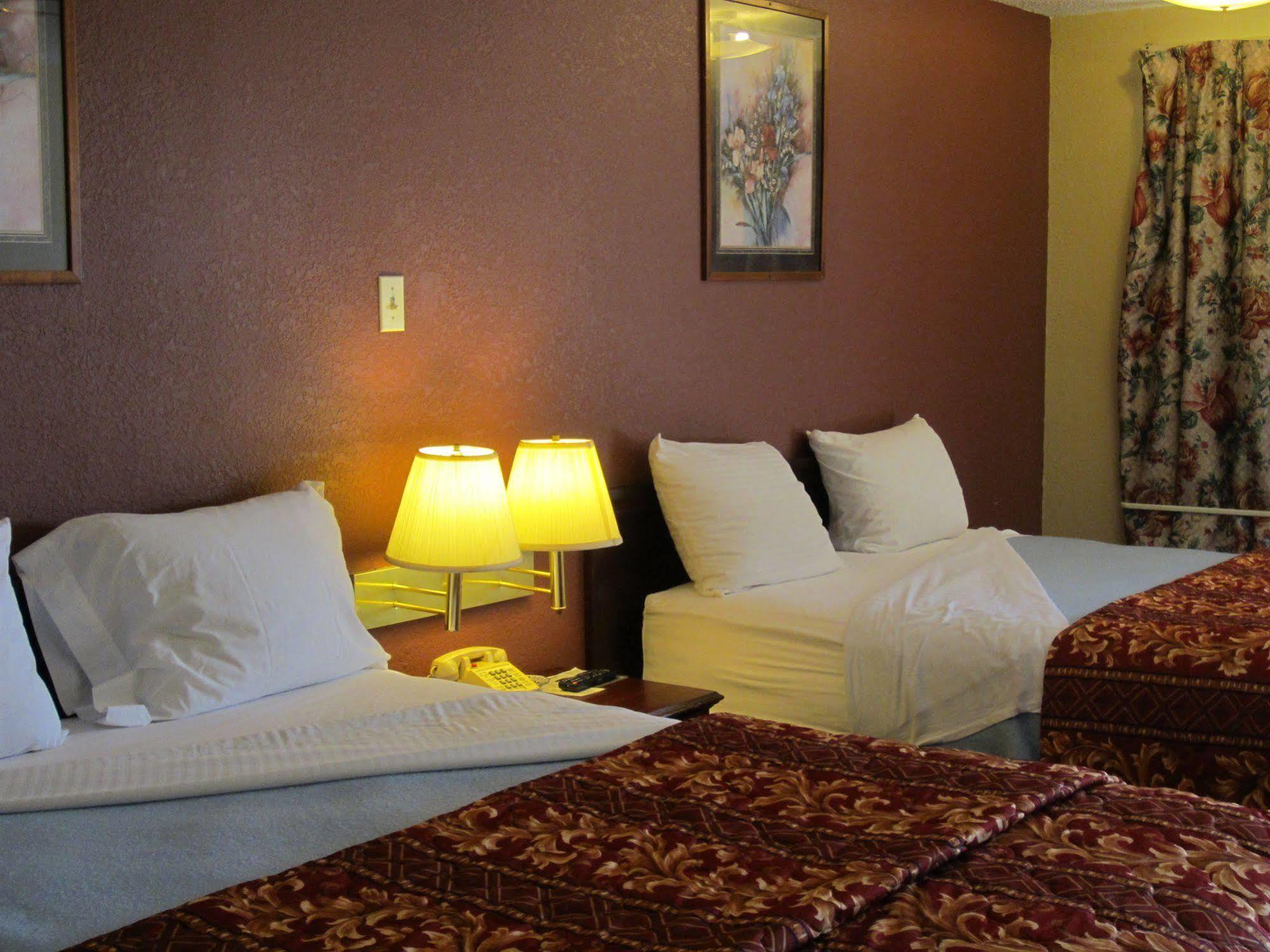 First Western Inn - Fairmont City Kültér fotó